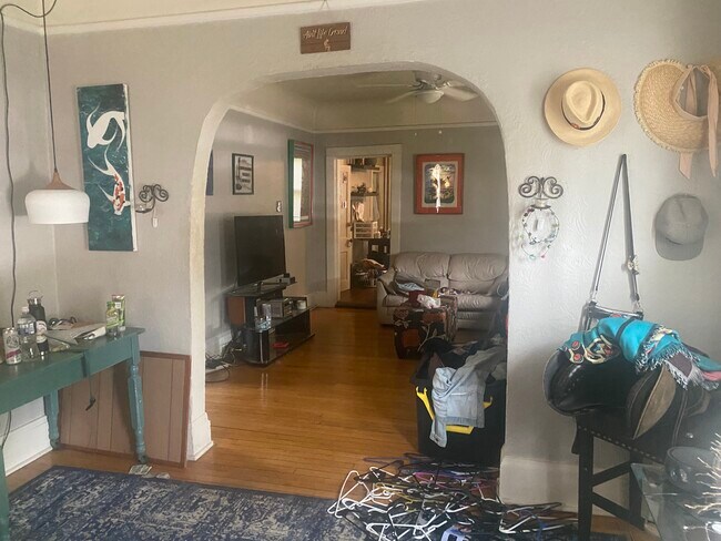 Espacio flexible de entrada a la sala de estar - 1547 N Astor St