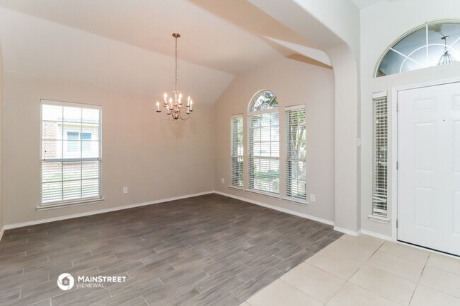 Building Photo - 635 Oak Creek Dr