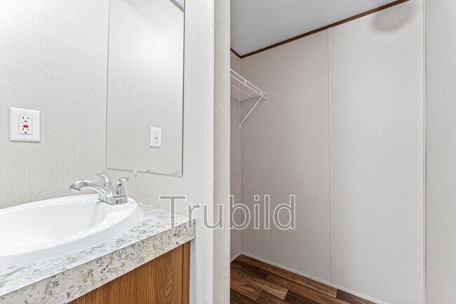 Building Photo - 116 S King Henry Ct