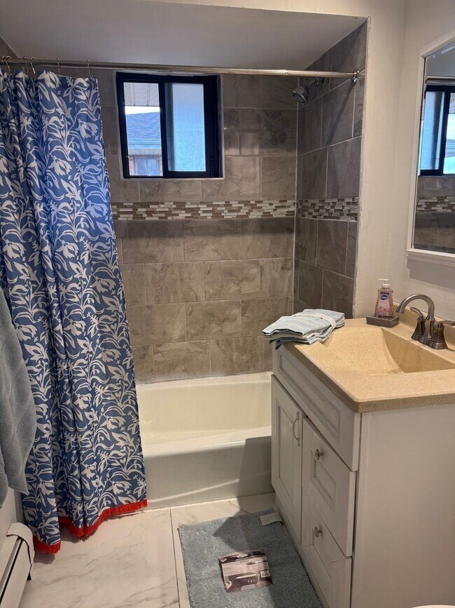 Foto del edificio - 15744 Lake Dr