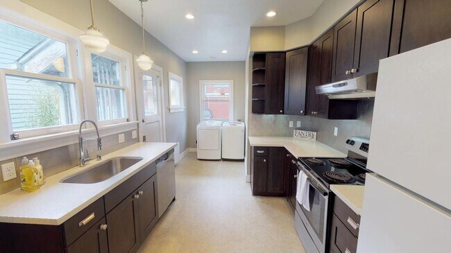 Foto del edificio - Newly remodeled home in Northern Universit...