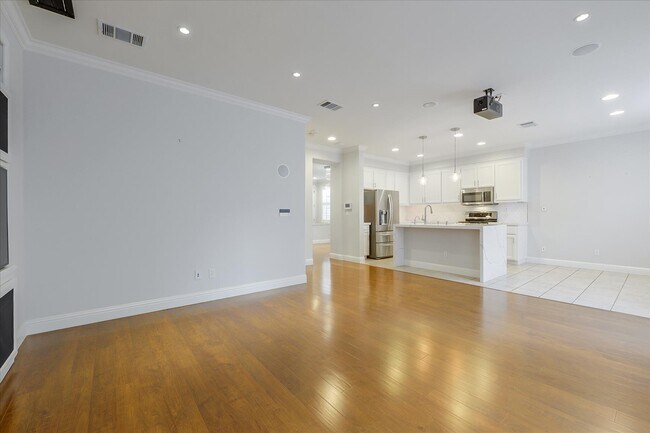 Building Photo - 946 Mouton Cir