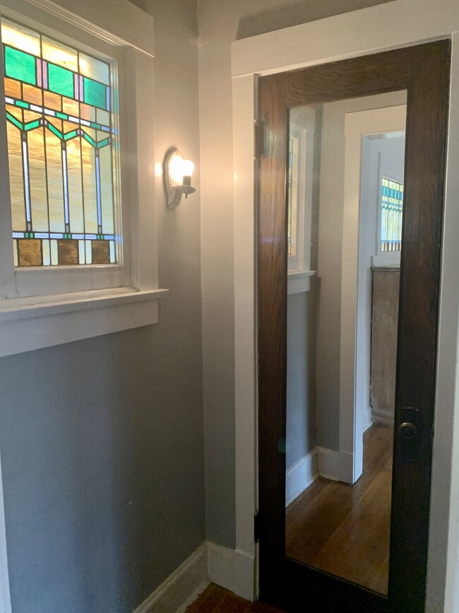 Foyer - 1408 W Balmoral Ave