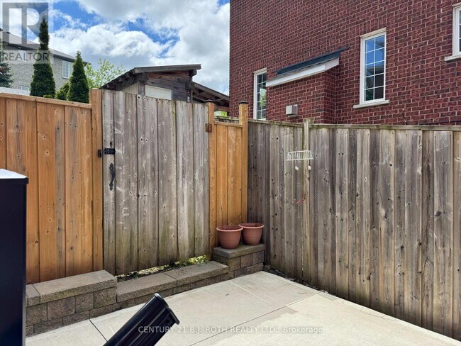 Photo du bâtiment - 4 Pinecliff Crescent