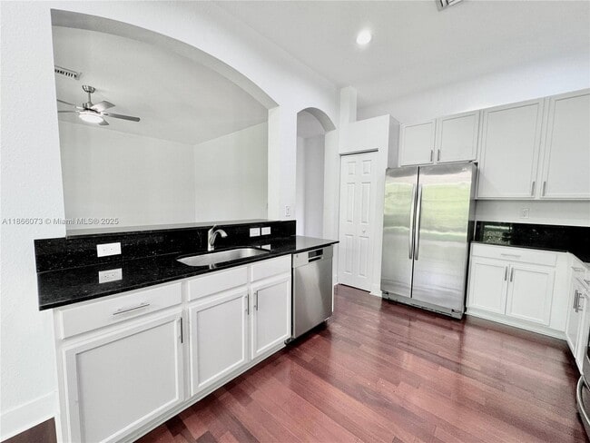 Foto del edificio - 4451 Laurel Pl