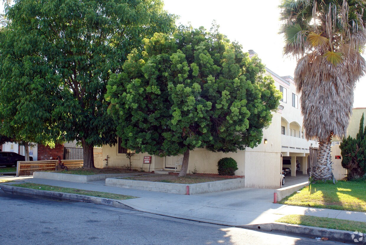 Foto del edificio - 11708 Menlo Ave