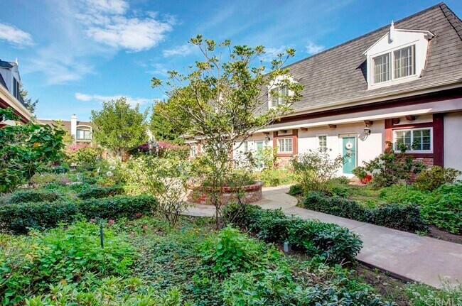 Patio interior - 8130 Redlands St