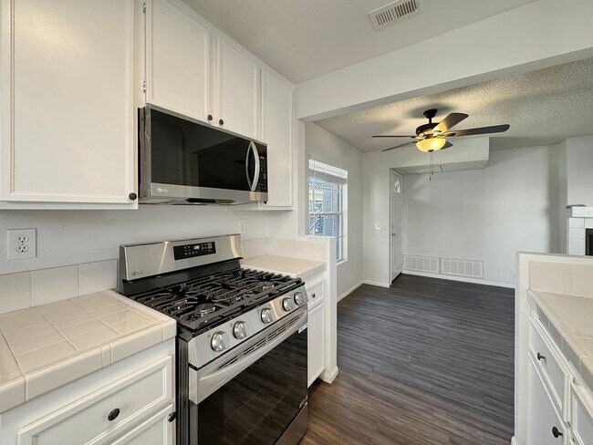 Foto del edificio - Stylish 2BD/2BA Condo in Mira Mesa's Summit Ridge Community with Private Patio & Pool Access