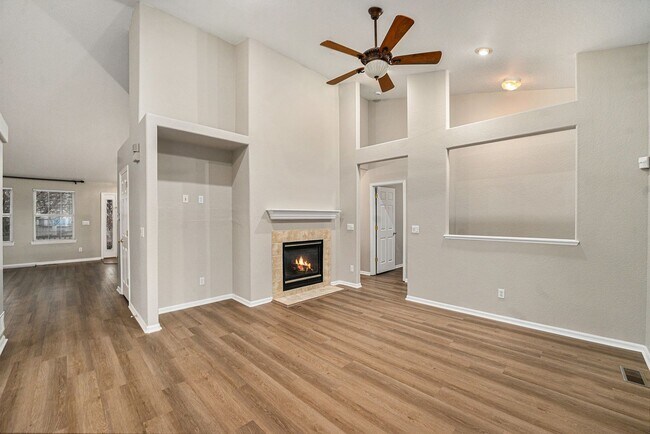 Foto del edificio - A Must See 5-Bedroom 3-Bathroom Single Fam...