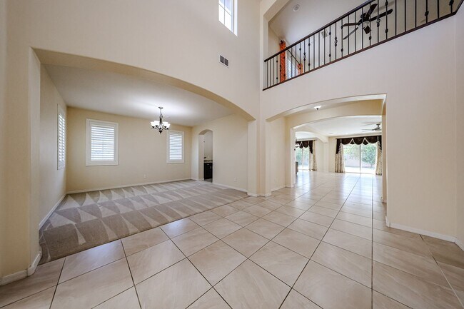 Foto del edificio - Move In and Save-Limited Time $1,000 Move-In Rent Credit! Stunning home located in the heart of C...
