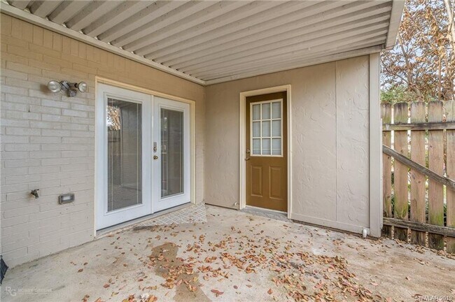 Building Photo - Cute Townhome - close to EVERYTHING