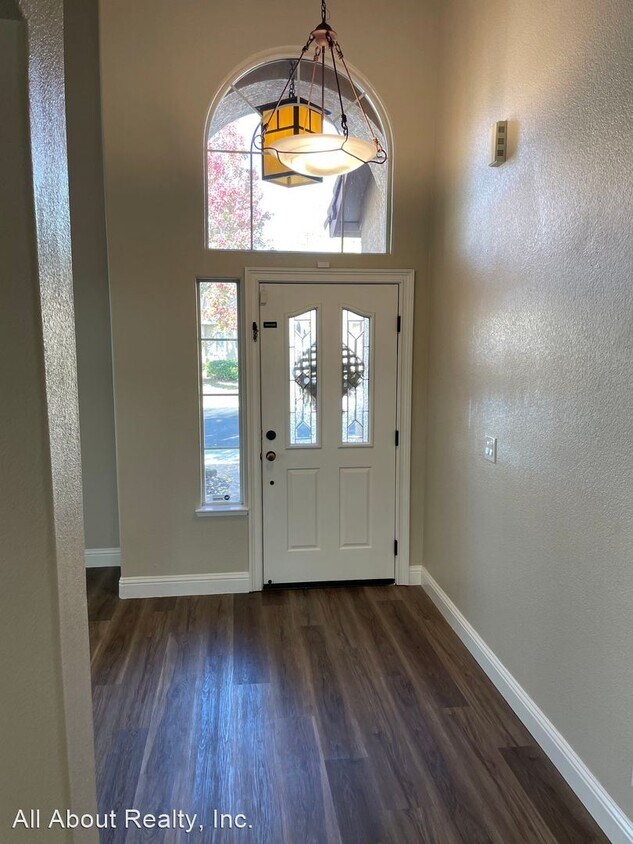 5 br, 3 bath House 6102 CANYON RIM DRIVE House for Rent in Rocklin