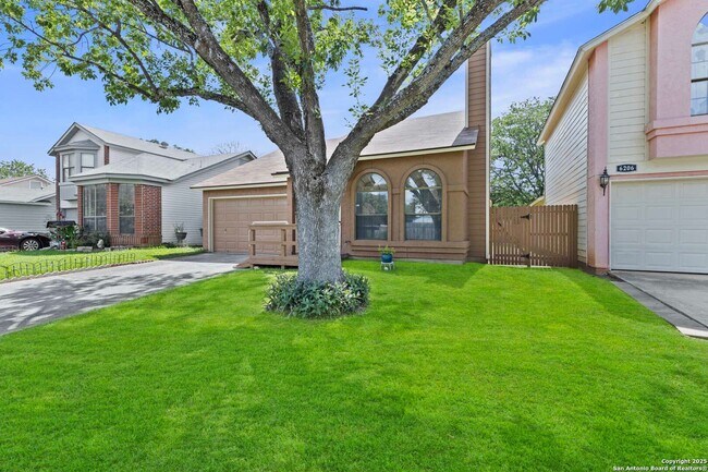 Photo - Nicely Updated 3-Bedroom in Northwest Cros... House