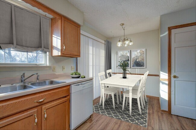 Building Photo - 107 NE Maggie Ave Unit B Lees Summit (Jack...
