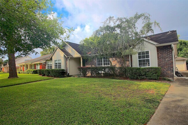 Foto del edificio - 10306 Bob White Dr