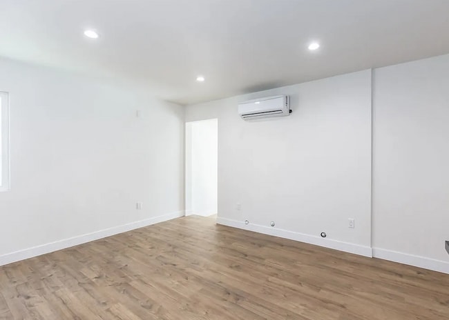 Foto del edificio - 15808 Chatsworth St