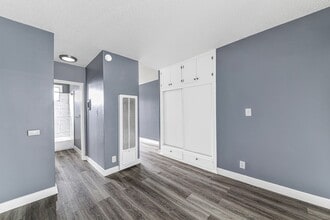 Building Photo - 210 E 29th St