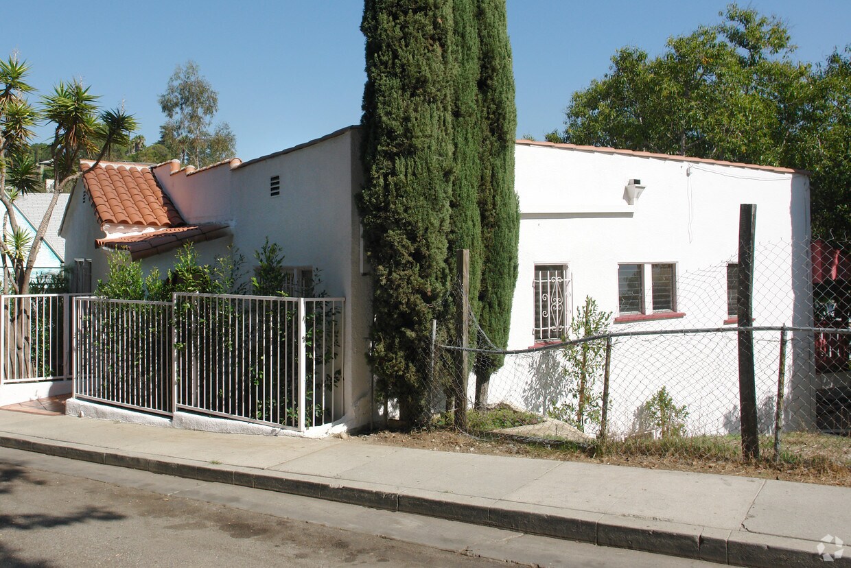 Building Photo - 3236 Descanso Dr