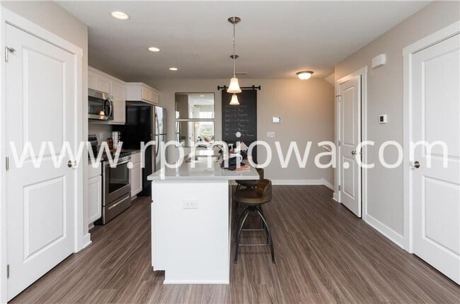 Building Photo - UPDATED!! 2 Bedroom, 2.5 Bath Townhome in Ankeny