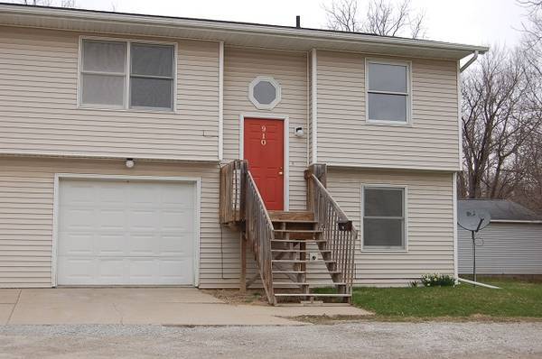 Building Photo - 910 N Dodge St
