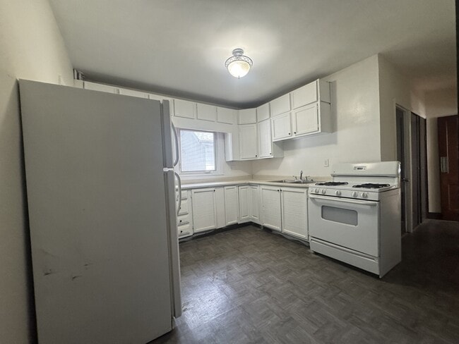 Building Photo - 157 Benson St