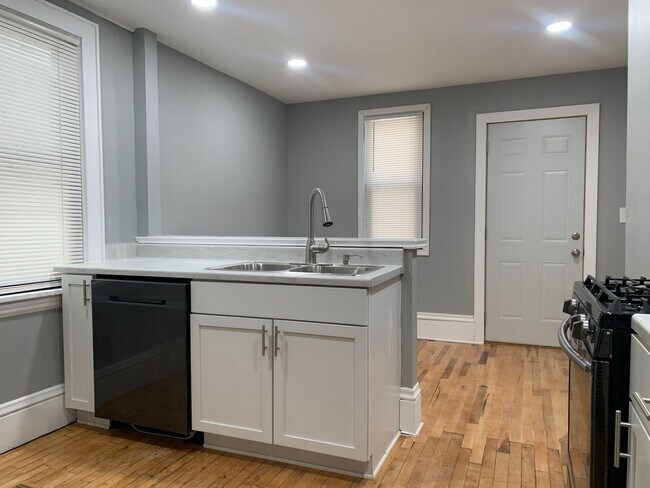 Foto del edificio - Beautiful 4 Bedroom 2 Bathroom Home in Minneapolis!