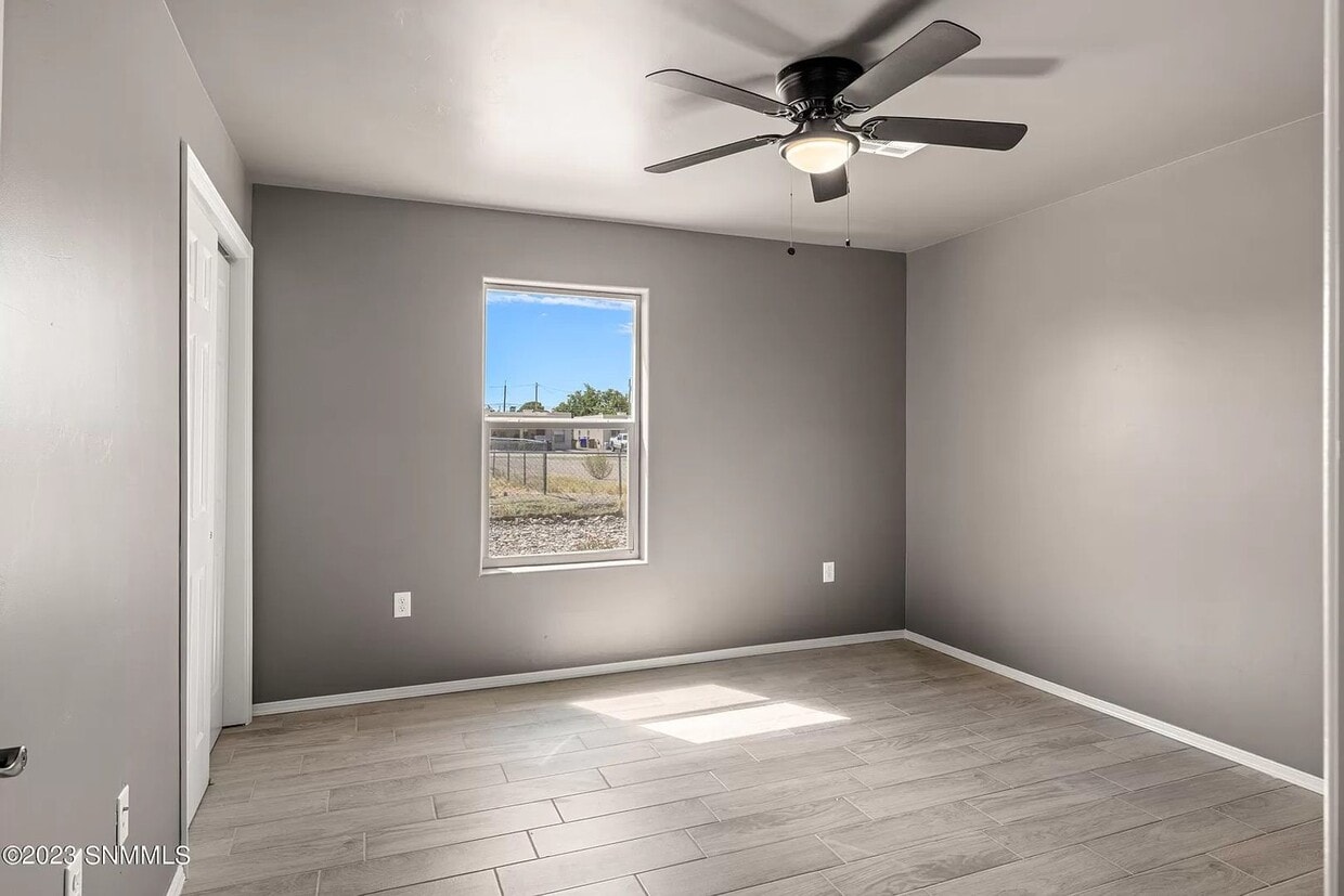 Building Photo - 649 N Espina St