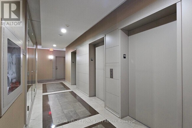 Photo du bâtiment - 330 Burnhamthorpe Rd W