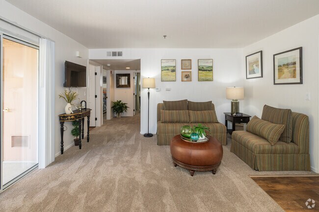 2 habitaciones, 2 baños - 764 pies cuadrados - Sala de estar - Carefree Senior (55+) Living at North Natomas