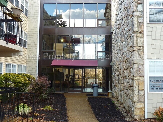 Building Photo - 2749 Sullins St