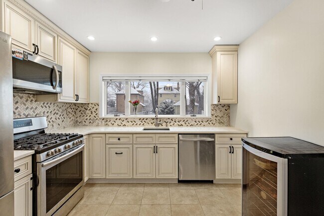 Foto del edificio - 97 Riverview Ave