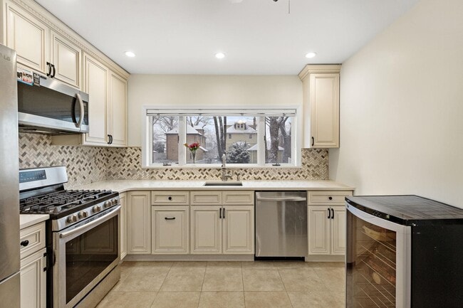 Building Photo - 97 Riverview Ave