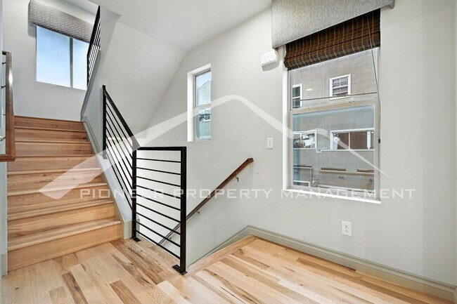 Foto del edificio - Modern Townhouse with Central AC and Rooft...