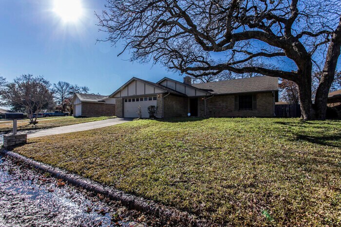 Primary Photo - 3700 Village Glen Trail Arlington
