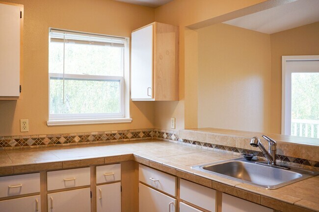 Foto del edificio - Top Floor 2 Bed 2 Bath with Vaulted Ceilin...