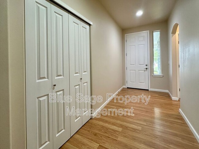 Building Photo - 50 Goldenrod Ln