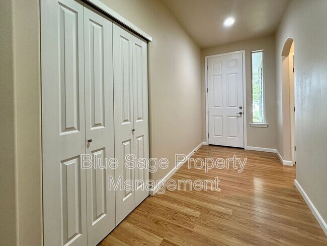 Foto del edificio - 50 Goldenrod Ln