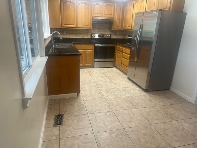 Building Photo - Beautiful Single Story Warms Springs Home