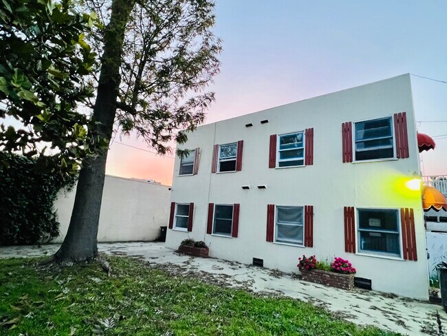 Foto del edificio - 812 N Loma Vista Dr