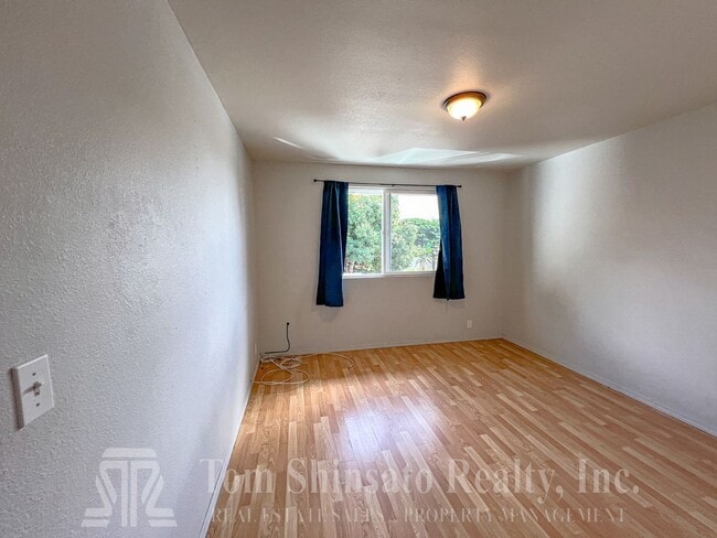 Building Photo - 1032