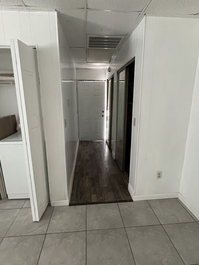 Building Photo - One bedroom, One bath apartment in a great...