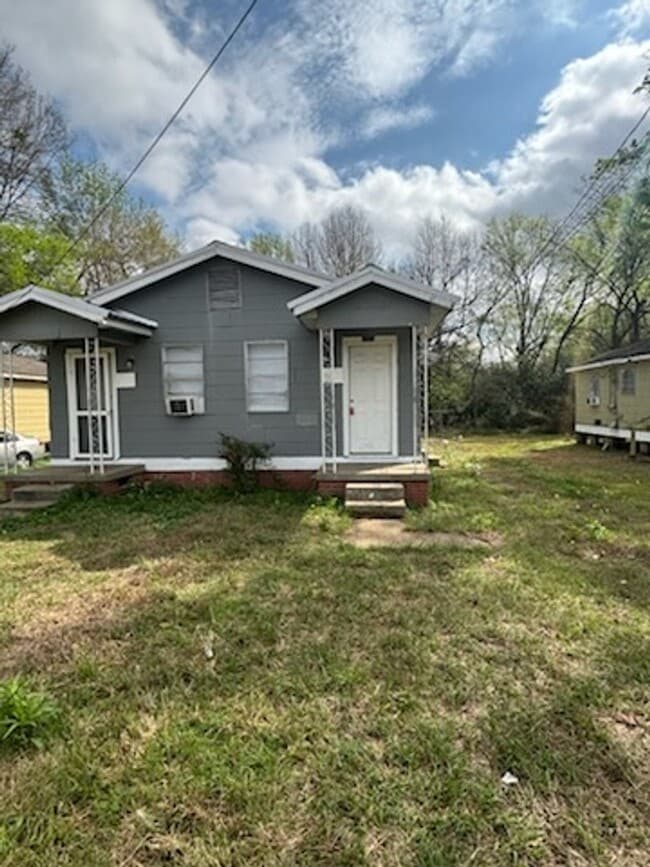 Photo - 2016 Woodlawn St House