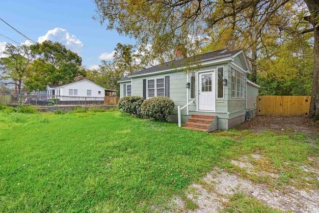 Building Photo - 206 Pinehill Dr