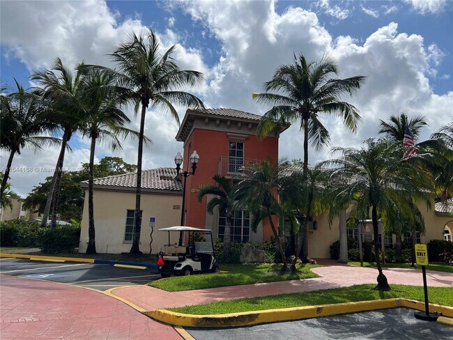 Foto del edificio - 8373 Lake Dr