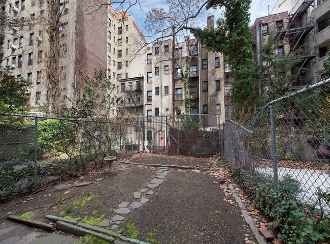 Yard 2016 - 329 E 52nd St
