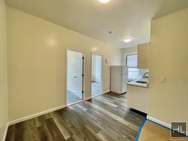 Foto del edificio - 34 AVENUE 2.5 bedroom includes heat and hot water