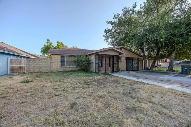 Building Photo - 2115 Mier St