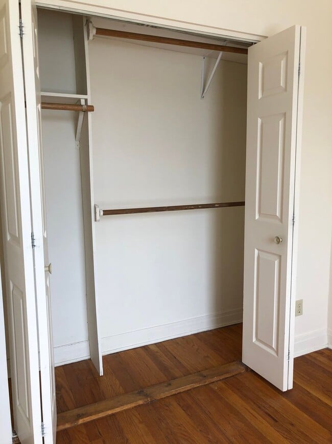 Building Photo - Fantastic Roscoe Village One Bedroom