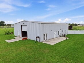 Building Photo - 11752 NE Jacksonville Rd