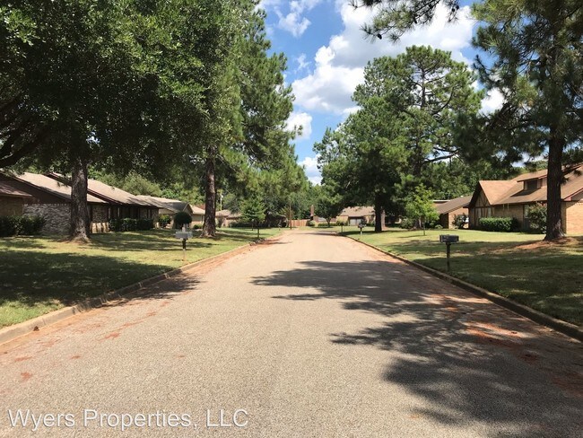 Foto del edificio - 2107 Oak Hollow St
